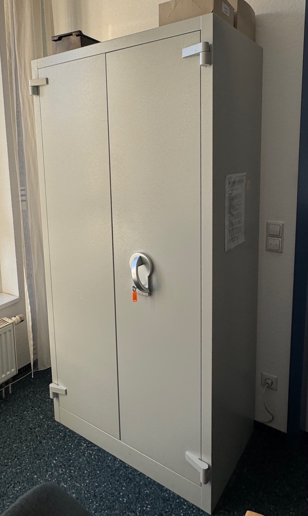 Verschlossener Stahl-Aktenschrank im Büro, bereit für den Transport