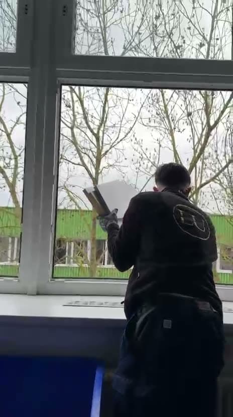Mitarbeiter entsorgt Bauteile beim Rückbau direkt in den bereitgestellten Container