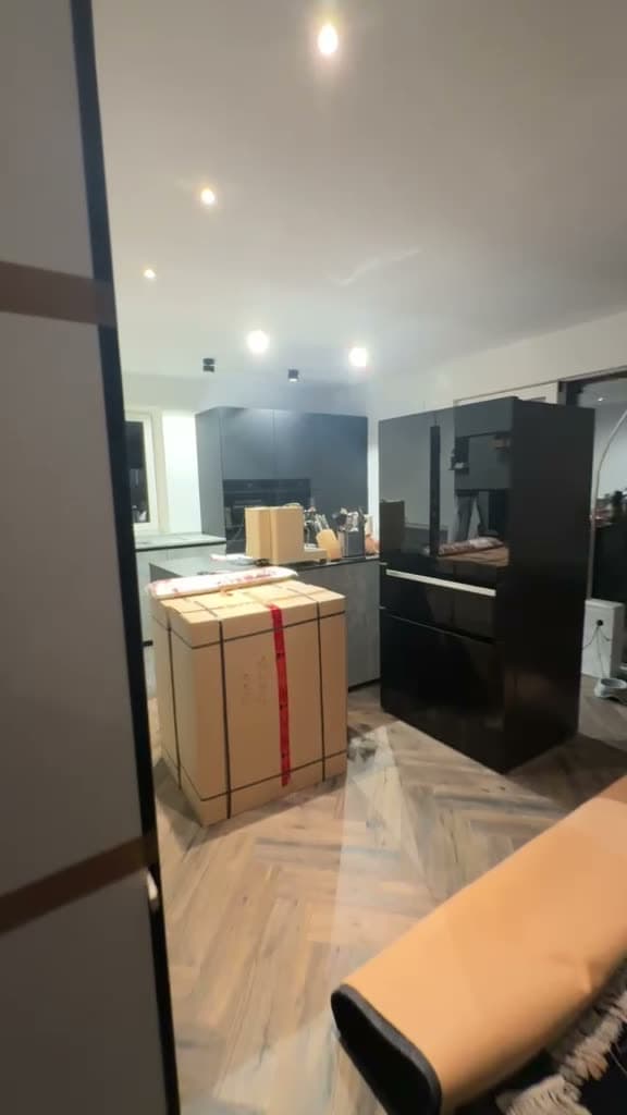 Wohnung mit Designküche und Fischgrätparkett, Umzugsgut verpackt bereitgestellt
