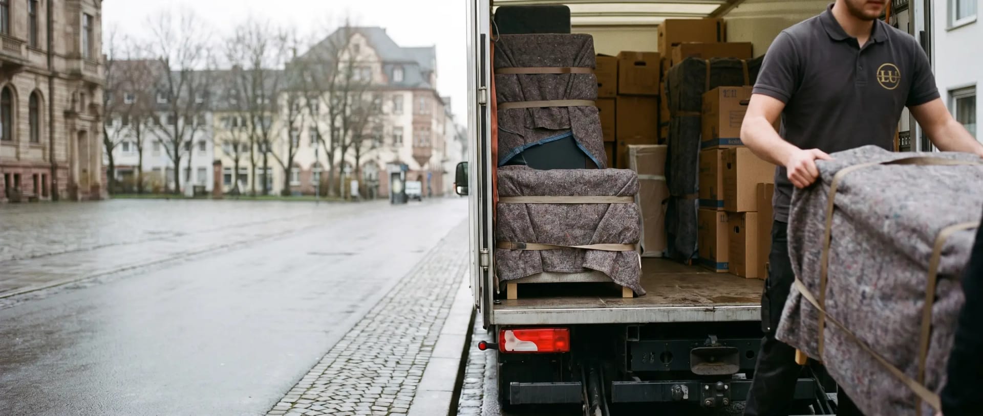 Blick in den beladenen Umzugs-LKW mit gepolsterten und verzurrten Möbeln